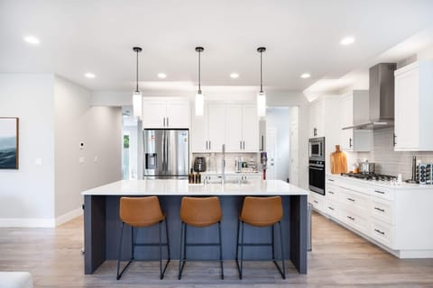 Modern 4BR Family Oasis - Treehouse Bunk &Game Room House in Lake Forest Park