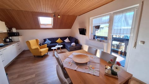 Kitchen or kitchenette, Living room, Seating area, Dining area