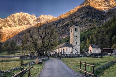 Nearby landmark, Natural landscape, Other, Landmark view, Mountain view