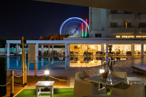 Restaurant/places to eat, Night, Swimming pool