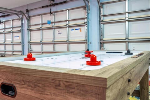 9kft Mega Retreat, Jacuzzi Tennis, Lake 11 BR House in North Lauderdale