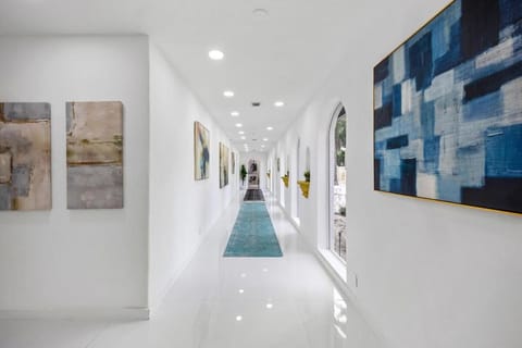 9kft Mega Retreat, Jacuzzi Tennis, Lake 11 BR House in North Lauderdale