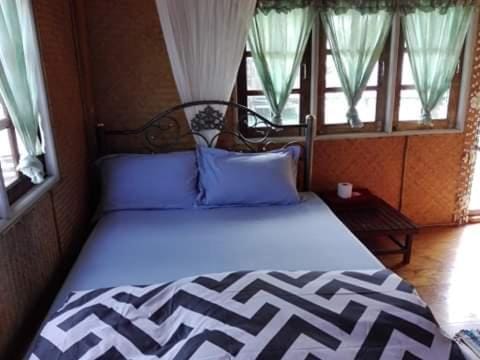 Oceanblue Guesthouse Bed and Breakfast in Koh Chang Tai