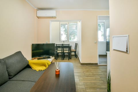 Seating area, internet, air conditioner