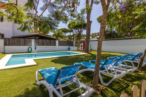 Patio, Day, Garden, Garden view, Swimming pool, sunbed