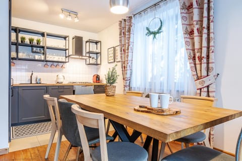 Dining area, kitchen