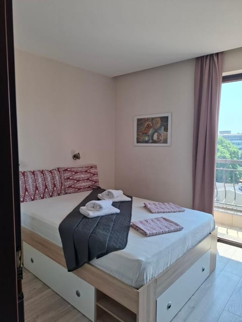 Bed, Photo of the whole room, Bedroom, towels