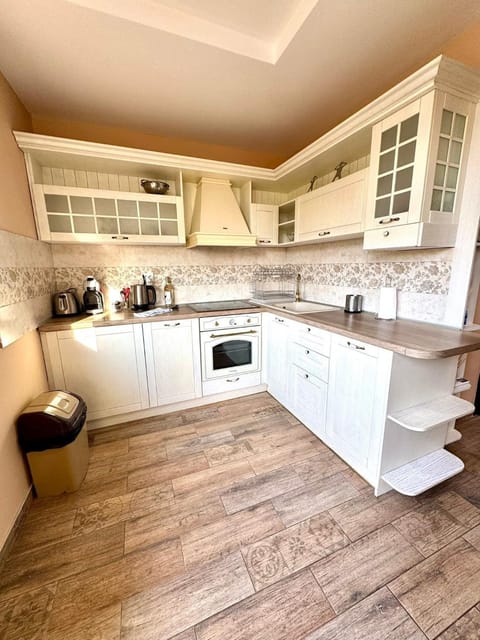 Coffee/tea facilities, Kitchen or kitchenette, stove, toaster