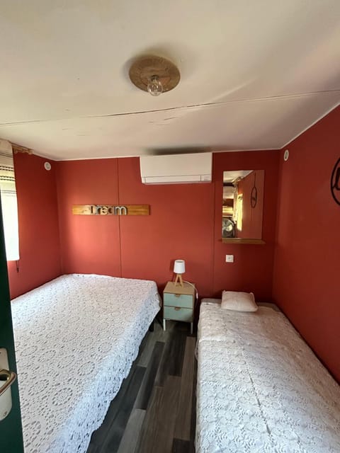 Photo of the whole room, air conditioner