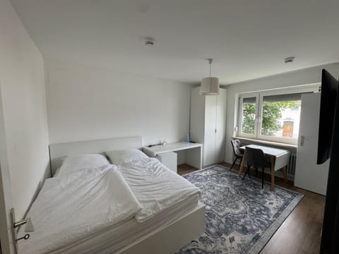 Bed, TV and multimedia, Living room, Photo of the whole room, Seating area, Bedroom, wardrobe
