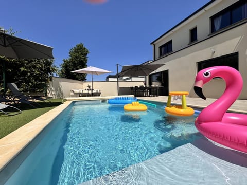 Swimming pool, sunbed