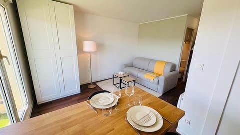 Bed, Living room, Dining area, wardrobe