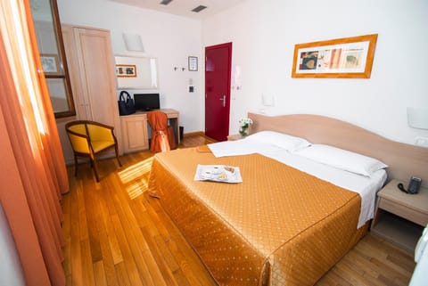 Bed, Living room, Photo of the whole room, Seating area, Bedroom