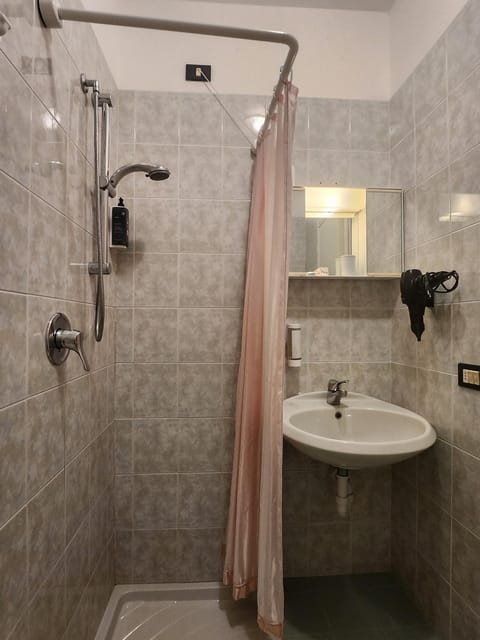 Shower, Bathroom, towels