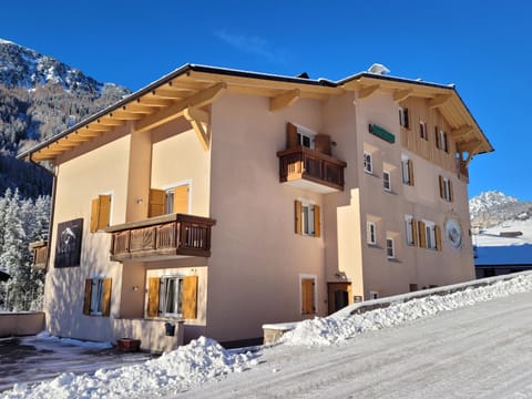 Property building, Facade/entrance, Property logo or sign, Parking