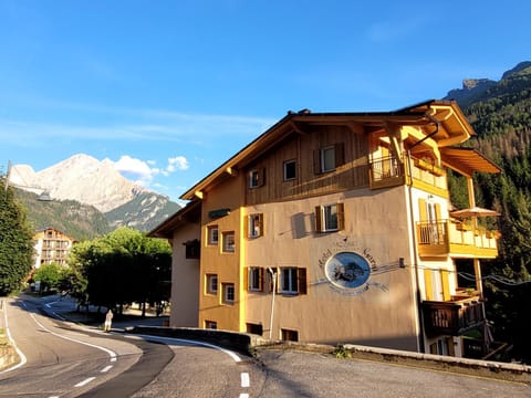 Property building, Facade/entrance, acessibility