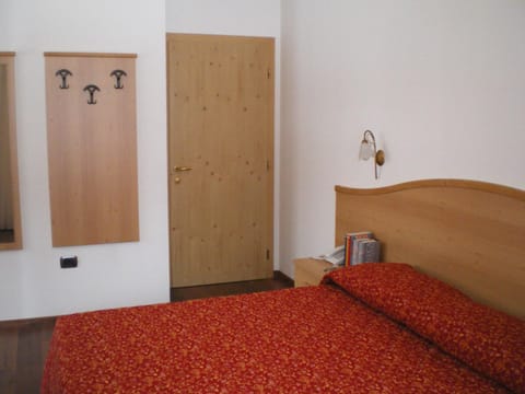 Hotel Garni Arnica Bed and Breakfast in Molveno