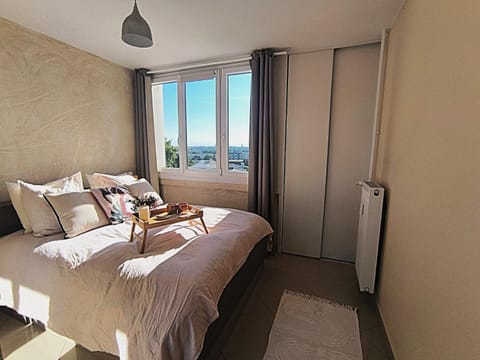 Photo of the whole room, Bedroom, wardrobe