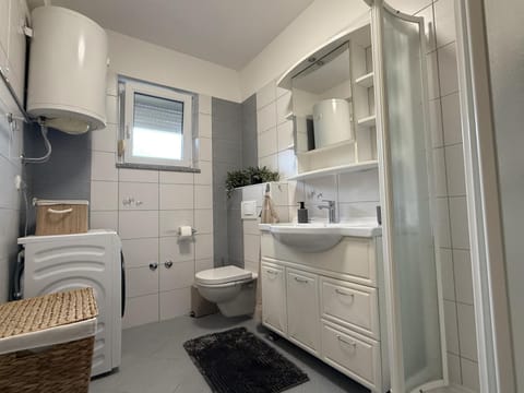 Shower, Toilet, towels