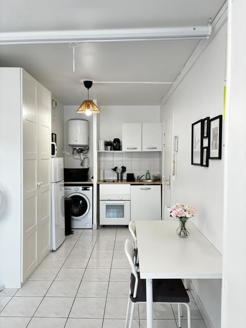 Studio cosy avec vidéoprojecteur, à 100m du métro Apartment in Saint-Denis, France