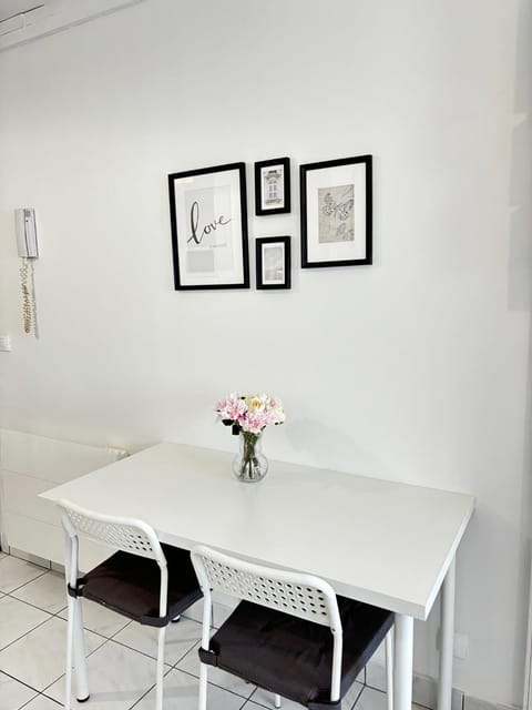 Studio cosy avec vidéoprojecteur, à 100m du métro Apartment in Saint-Denis, France