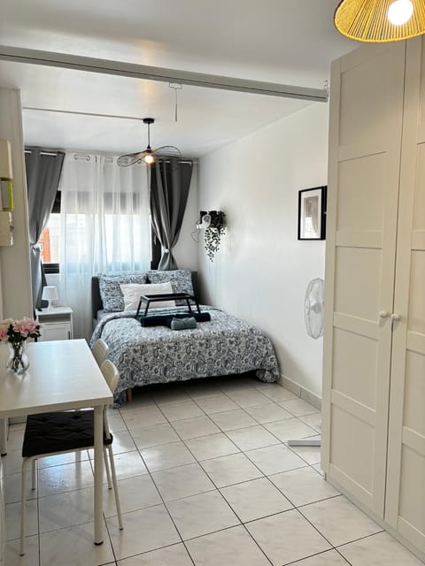 Studio cosy avec vidéoprojecteur, à 100m du métro Apartment in Saint-Denis, France