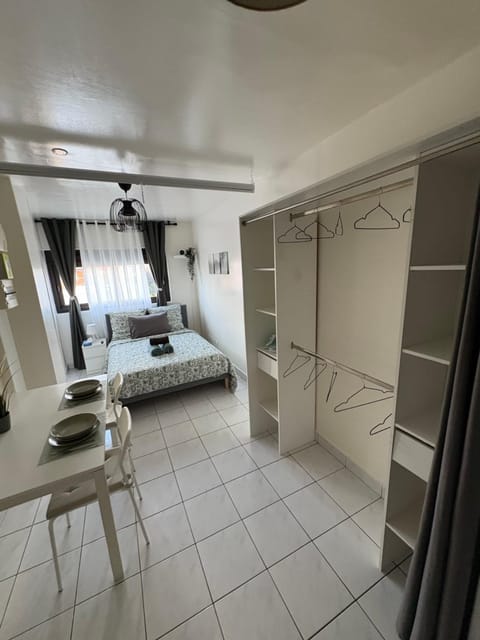 Ciné à la maison ! Studio à 2 min du métro Apartment in Saint-Denis, France