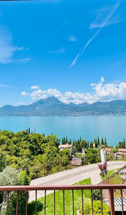 Balcony/Terrace, Lake view, Mountain view