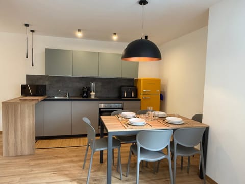 Coffee/tea facilities, Kitchen or kitchenette, Dining area, stove, toaster