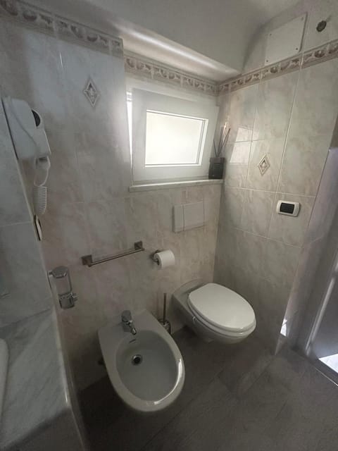 Toilet, bidet