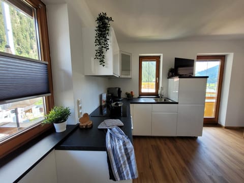 TV and multimedia, Coffee/tea facilities, Kitchen or kitchenette, Living room, Dining area, dishwasher, pet friendly, stove