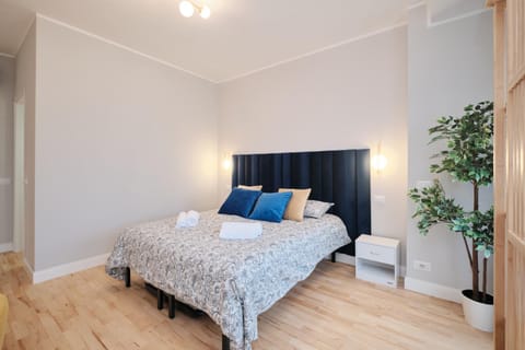 Colosseum at 18 Min by Metro Bright and Cozy Room - Free Parking Pool Access - AC and WiFi Vacation rental in Rome