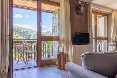 Patio, Communal lounge/ TV room, Day, Natural landscape, TV and multimedia, View (from property/room), Balcony/Terrace, Living room, Seating area, Dining area, Evening entertainment, Mountain view