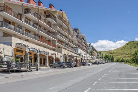Neighbourhood, Natural landscape, City view, Mountain view, Street view, Location