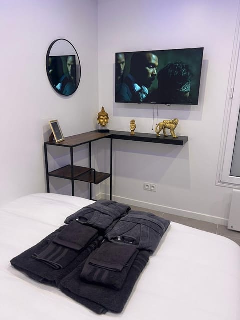 Bed, TV and multimedia, Bedroom, towels