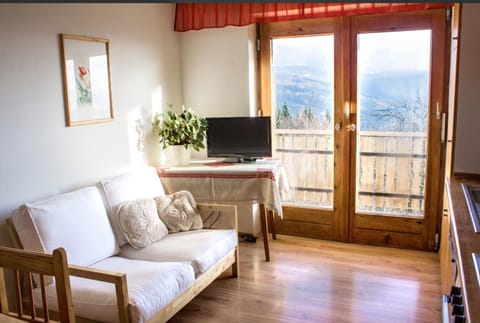 TV and multimedia, View (from property/room), Living room, Seating area, Mountain view