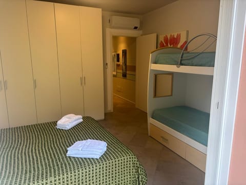 Bedroom, bunk bed