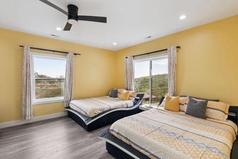 Elegant Mountain Retreat with Sweeping Views Villa in Fort Carson