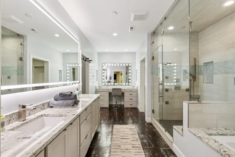 Elegant Mountain Retreat with Sweeping Views Villa in Fort Carson