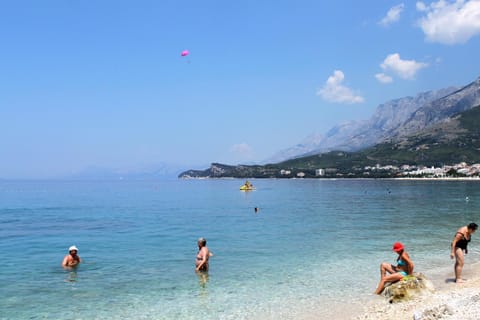 Apartments and rooms with parking space Tucepi, Makarska - 5263 Bed and Breakfast in Tučepi