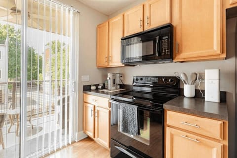 Coffee/tea facilities, Kitchen or kitchenette, dishwasher, oven, stove, toaster