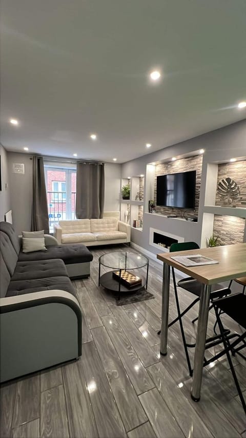 TV and multimedia, Living room, Seating area, Dining area