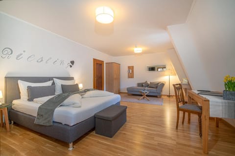 Bed, Photo of the whole room, Seating area