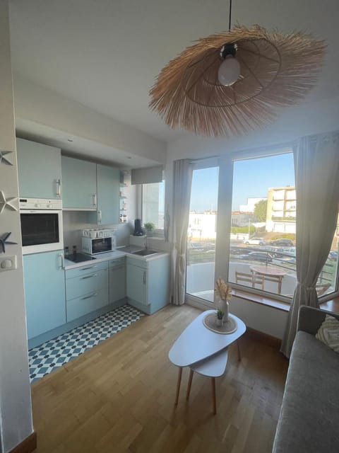 Kitchen or kitchenette, Dining area, oven, stove