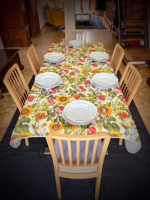Food and drinks, Dining area, Food