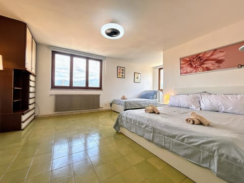 Bed, Photo of the whole room, Bedroom, Pets, air conditioner