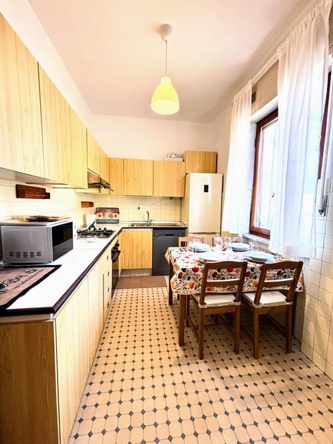 Kitchen or kitchenette, Dining area, dishwasher, oven