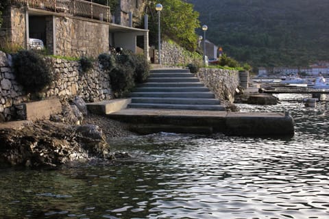 Apartments by the sea Vis - 8930 Apartment in Vis