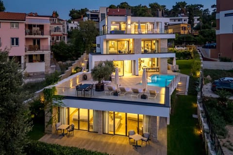 Property building, Patio, Night, Neighbourhood, Pool view, Swimming pool, Location, sunbed