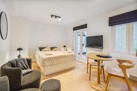 Bed, Dining area